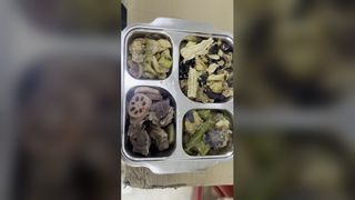 Επιθεωρεί το μηχάνημα ακτίνων Χ τροφίμων